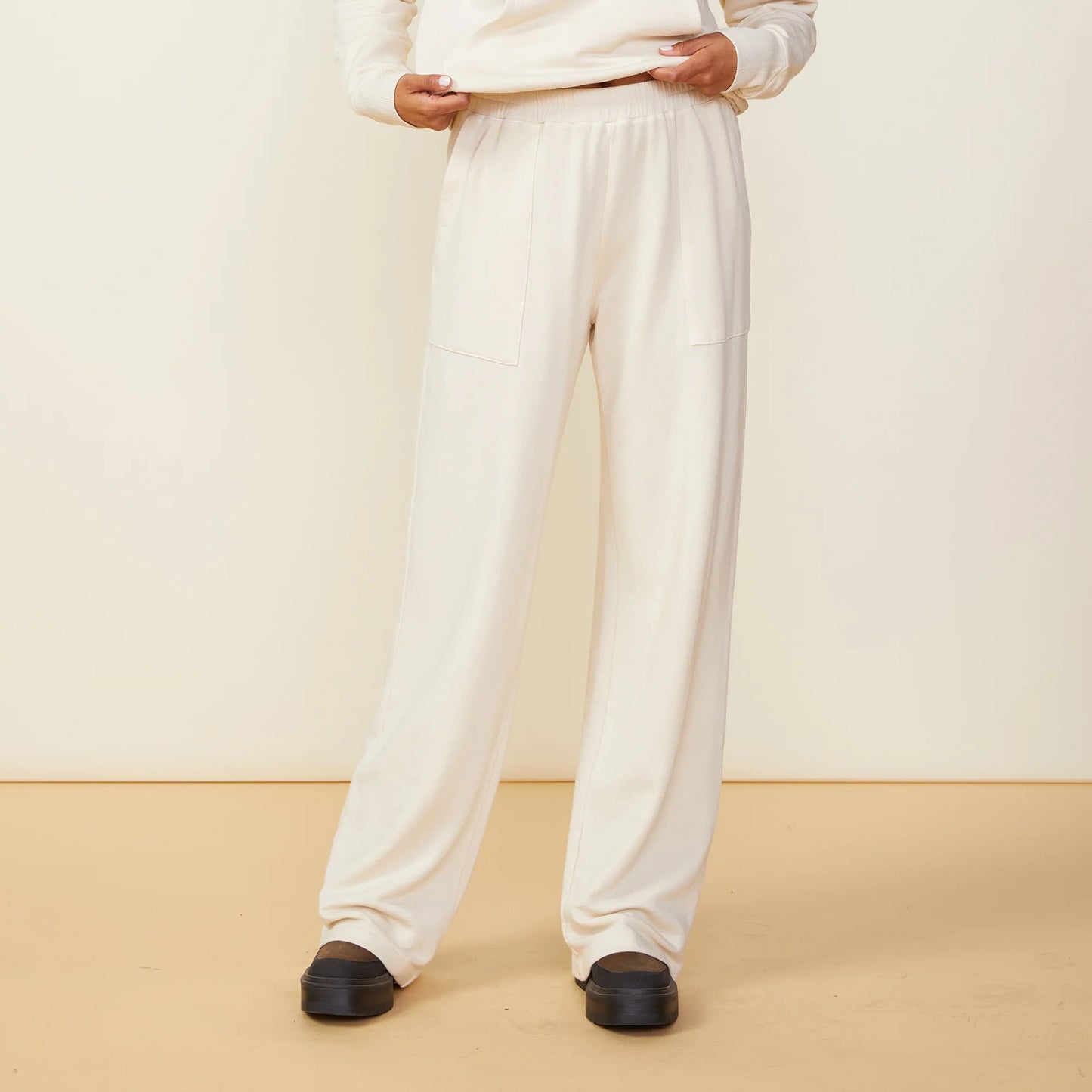 Monrow Supersoft Fleece Patch Pocket Sweatpant | Off White